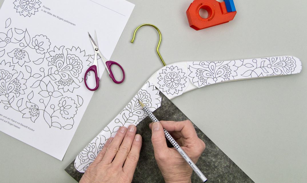 Creative ideas with Pitt Artist Pens and Art Grip Aquarell - Coat hanger - Step 2
